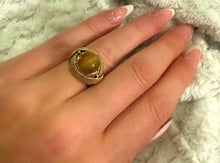 Load image into Gallery viewer, Heavy 18ct Yellow Gold Cabochon Tigers Eye Solitaire Rope Ring