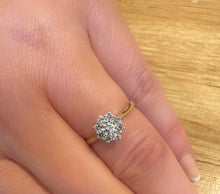 Load image into Gallery viewer, 1980s 18ct Yellow Gold Brilliant Cut Diamond Daisy Cluster Ring