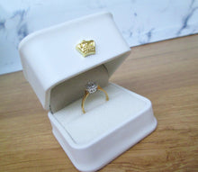 Load image into Gallery viewer, 1980s 18ct Yellow Gold Brilliant Cut Diamond Daisy Cluster Ring