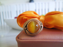 Load image into Gallery viewer, Heavy 18ct Yellow Gold Cabochon Tigers Eye Solitaire Rope Ring
