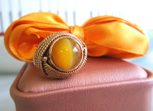 Load image into Gallery viewer, Heavy 18ct Yellow Gold Cabochon Tigers Eye Solitaire Rope Ring
