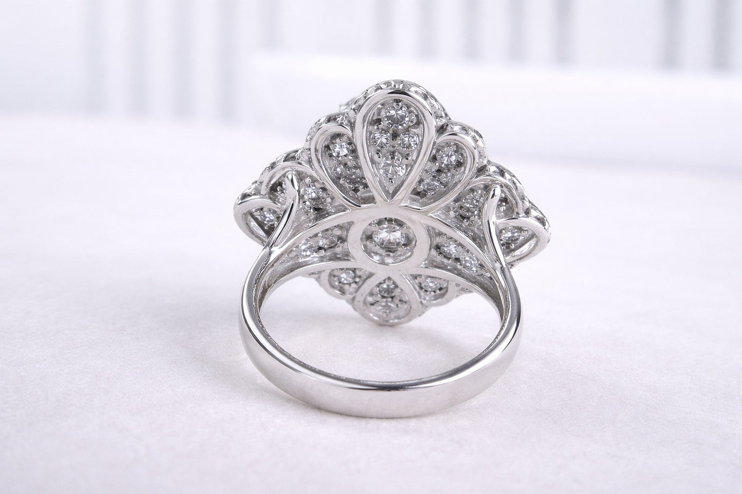 18ct White Gold 3.50ct Large Diamond Daisy Cluster Ring