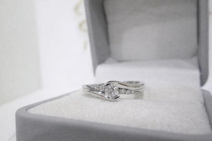 9ct White Gold Round Brilliant Diamond Twist Solitaire Engagement Ring