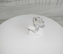 Load and play video in Gallery viewer, 18ct White Gold 1.75ct Large Brilliant &amp; Baguette Cut Diamond Daisy Cluster Ring
