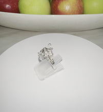 Load and play video in Gallery viewer, 18ct White Gold Pear &amp; Brilliant Cut Diamond Snake Style Cluster Ring
