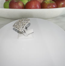 Load and play video in Gallery viewer, 18ct White Gold 3.50ct Large Diamond Daisy Cluster Ring
